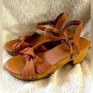 Beige/brown sandals with bow